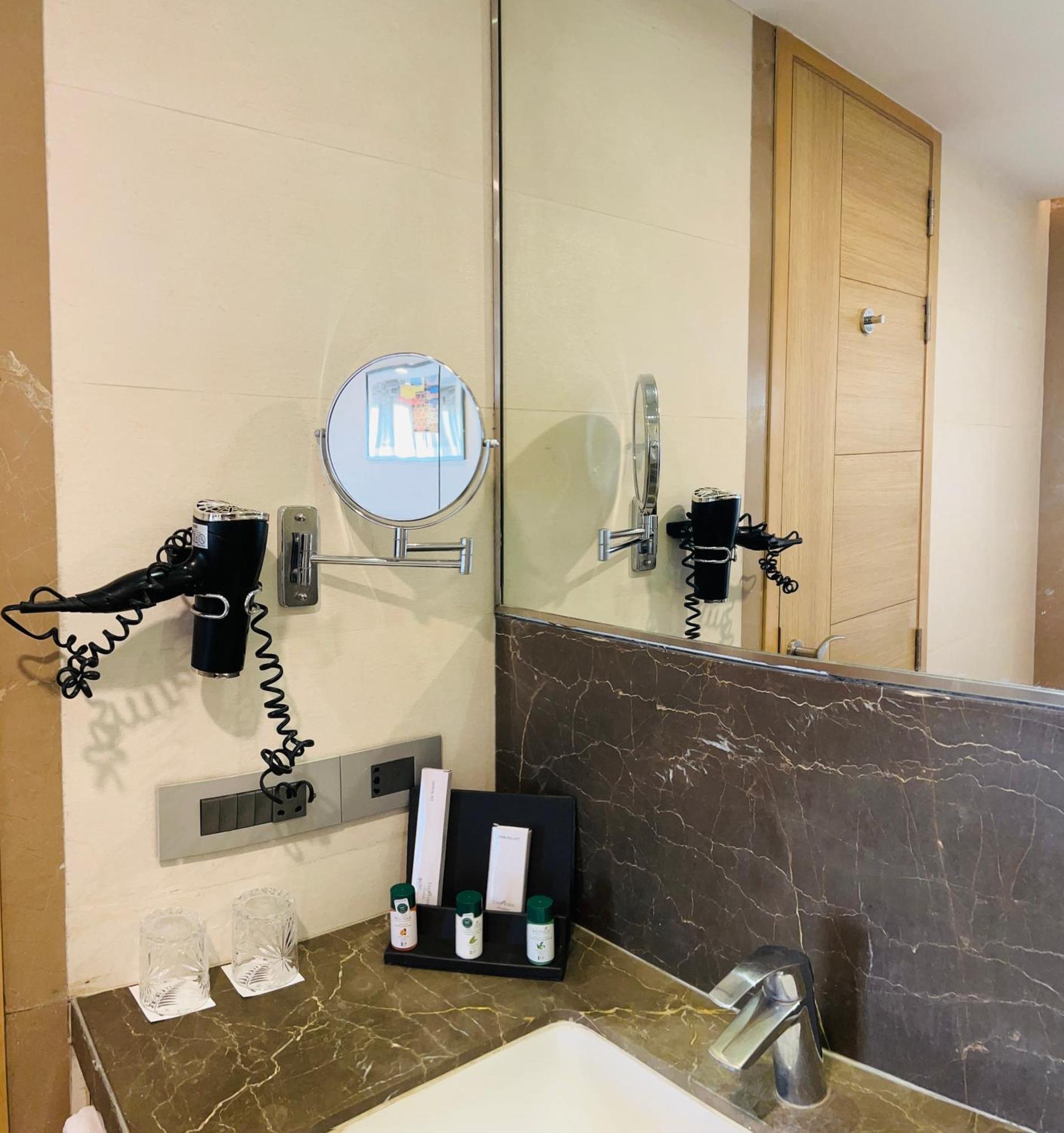 The Fern Residency Sarnath Hotel Варанаси Екстериор снимка